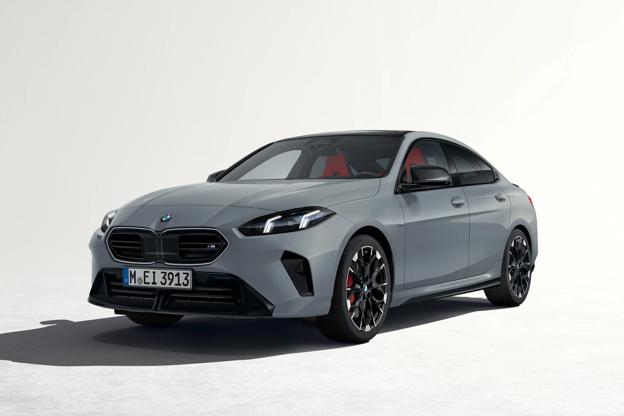 Exterieur Visualisierung auf Basis von 3D-Daten für den BMW 2er Gran Coupe. CGI Rendering von der Front eines dunkelgrauen BMW M2