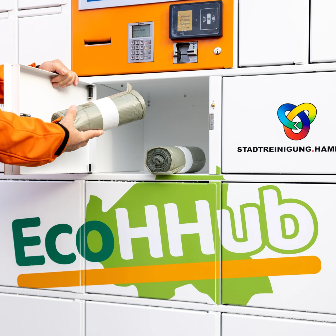 Branding und Kreativkonzept mit der Stradtreinigung Hamburg. Bild einer EcoHub Station, eine Person legt Müllbeutel in eines der Fächer