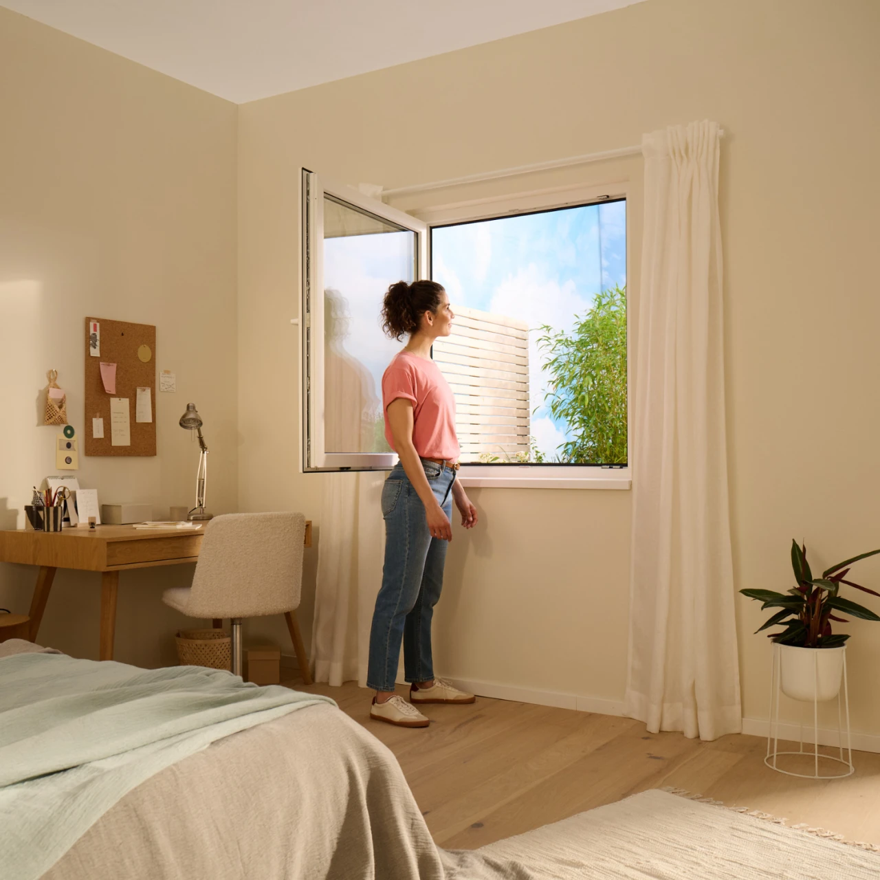 Explain-it Videoshooting für tesa Produktlaunch.  Frau steht in einem hellen Raum vor einem Fenster, Teil einer Kampagne welche Albert Bauer für tesa umgesetzt hat