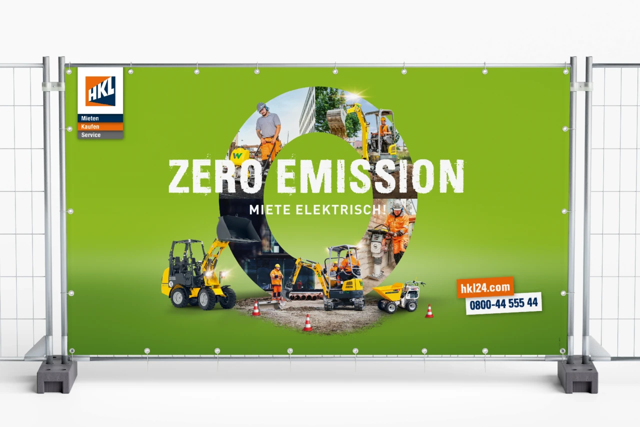 Spitze Zielgruppen-Kommunikation durch Dialogmarketing: Mit Selfmailern werden Produkte zum Kauf und zur Miete angeboten.   CGI Composing von einem Bauzaun, darauf ist das Zero Emission Keyvisual zu sehen