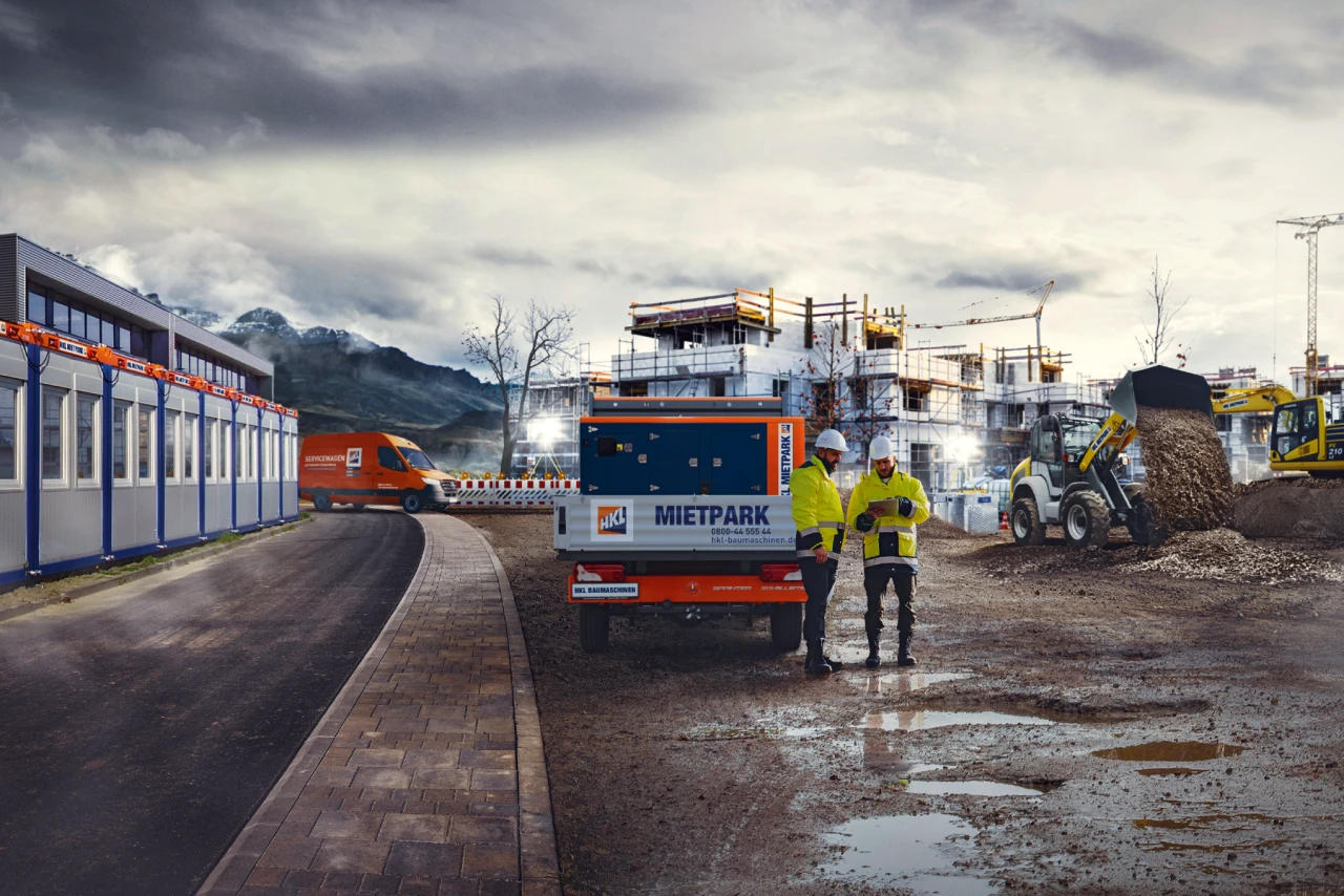 Mit detailreicher Post Production erzielt Albert Bauer einen modernen, einheitlichen und markentypischen Foto-Look. CGI Rendering einer Baustelle, 2 HKL Fahrzeuge und zwei Mitarbeiter sind zu sehen