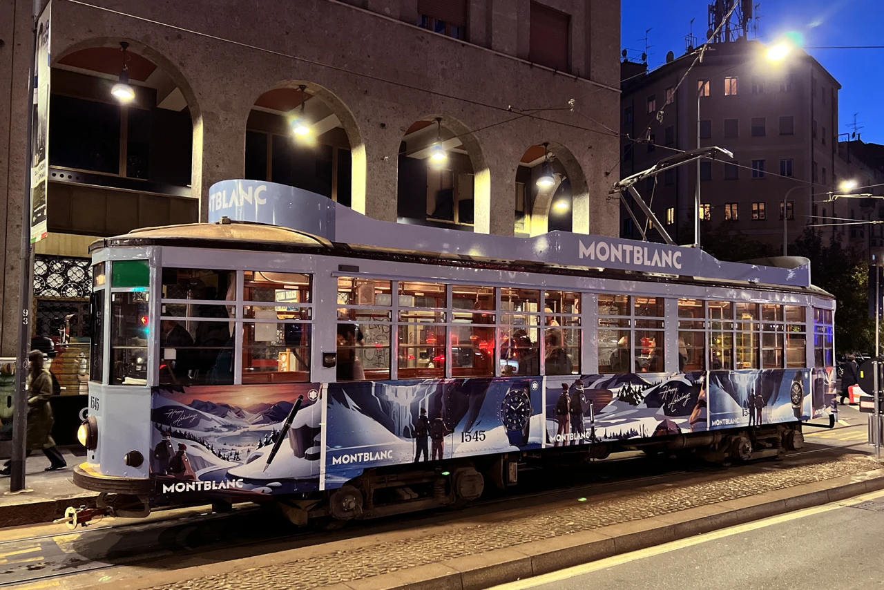 Kreative Gestaltung und Druckvorbereitung für die Tram in Mailand.  Straßenbahn welche mit Außenwerbung von Montblanc beklebt wurde. Darauf ein Artwork