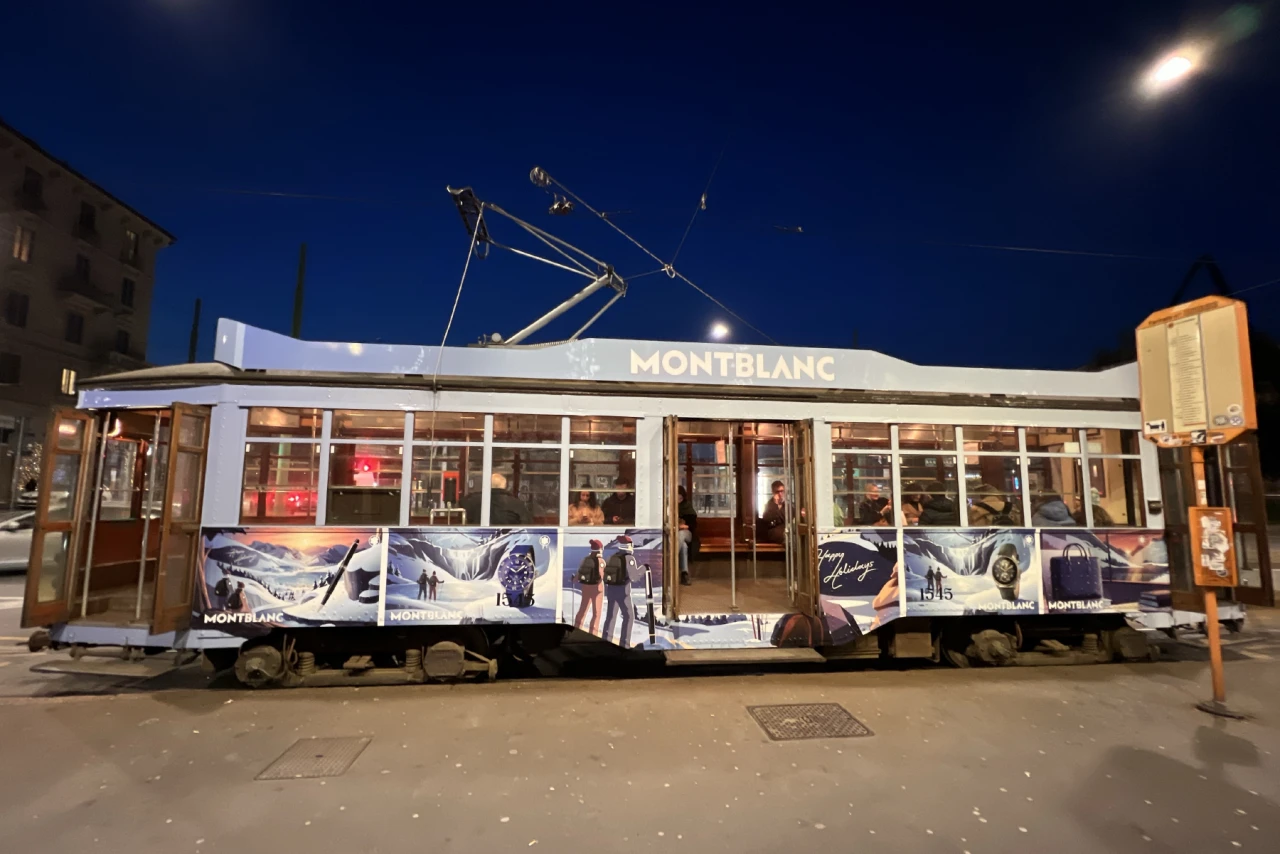 Kreative Gestaltung und Druckvorbereitung für die Tram in Mailand.  Straßenbahn welche mit Außenwerbung von Montblanc beklebt wurde. Darauf ein Artwork