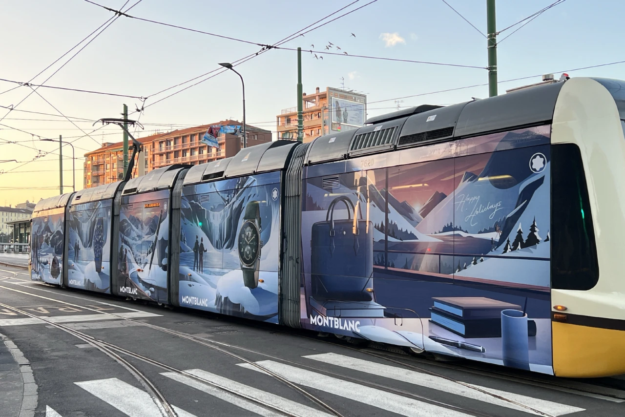 Kreative Gestaltung und Druckvorbereitung für die Tram in Mailand.  Straßenbahn welche mit Außenwerbung von Montblanc beklebt wurde. Darauf ein Artwork