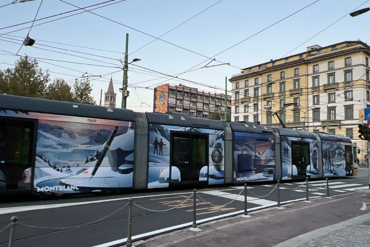 Kreative Gestaltung und Druckvorbereitung für die Tram in Mailand.  Straßenbahn welche mit Außenwerbung von Montblanc beklebt wurde. Darauf ein Artwork