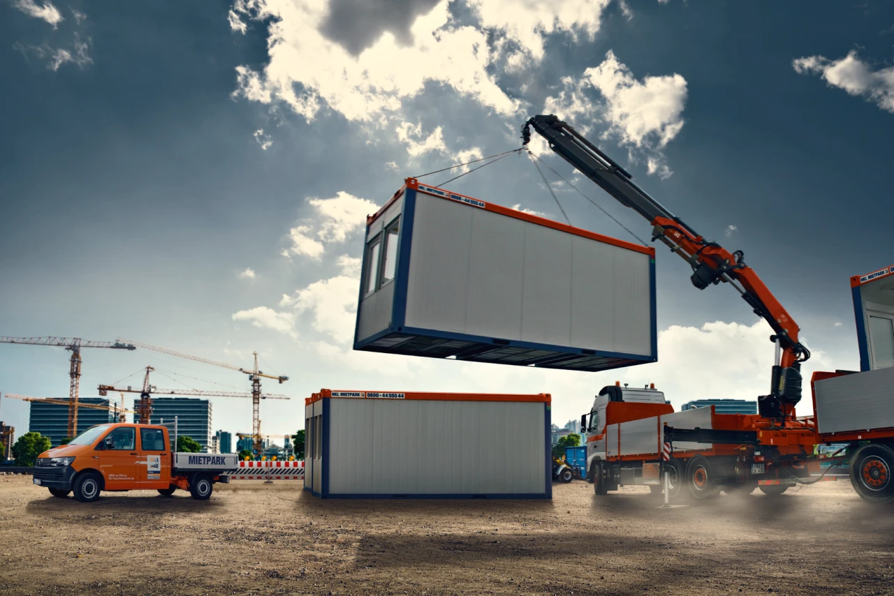 Mit detailreicher Post Production erzielt Albert Bauer einen modernen, einheitlichen und markentypischen Foto-Look. Foto eines HKL Kranfahrzeuges welches einen Container anhebt