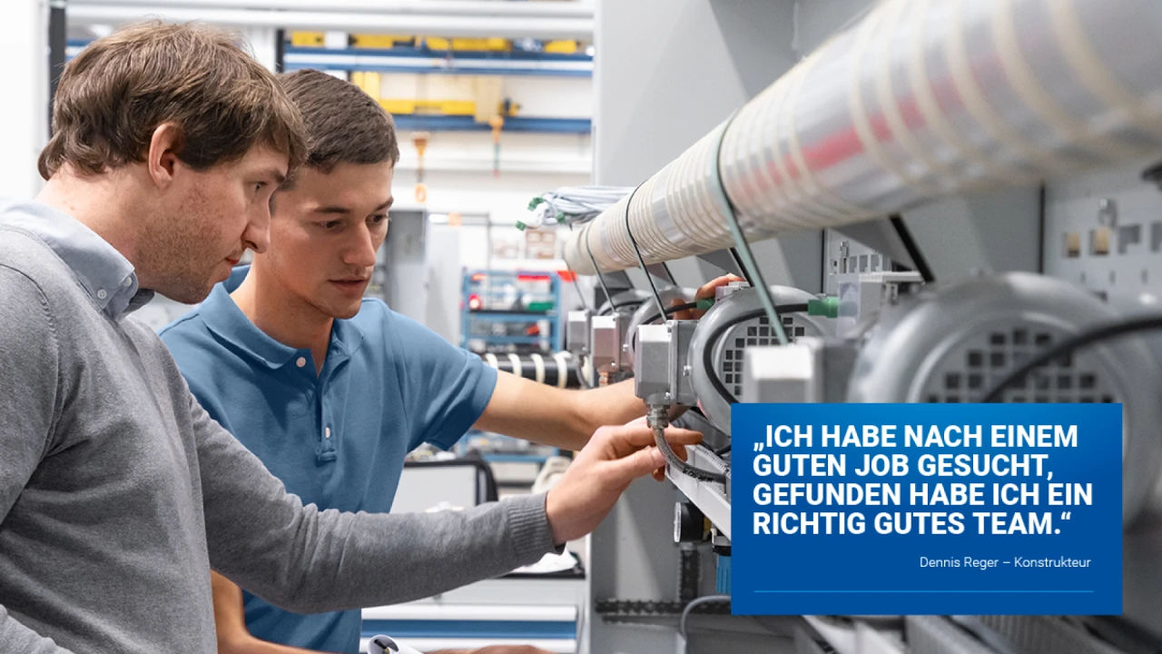 Die Markenkommunikation von Kannegiesser setzt auf innovationsgetriebene Themen.   Zwei Kannegiesser Mitarbeiter sind zu sehen, beide schauen auf eine Kannegiesser Maschine