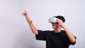 Junge mit VR-Brille im Metaverse
